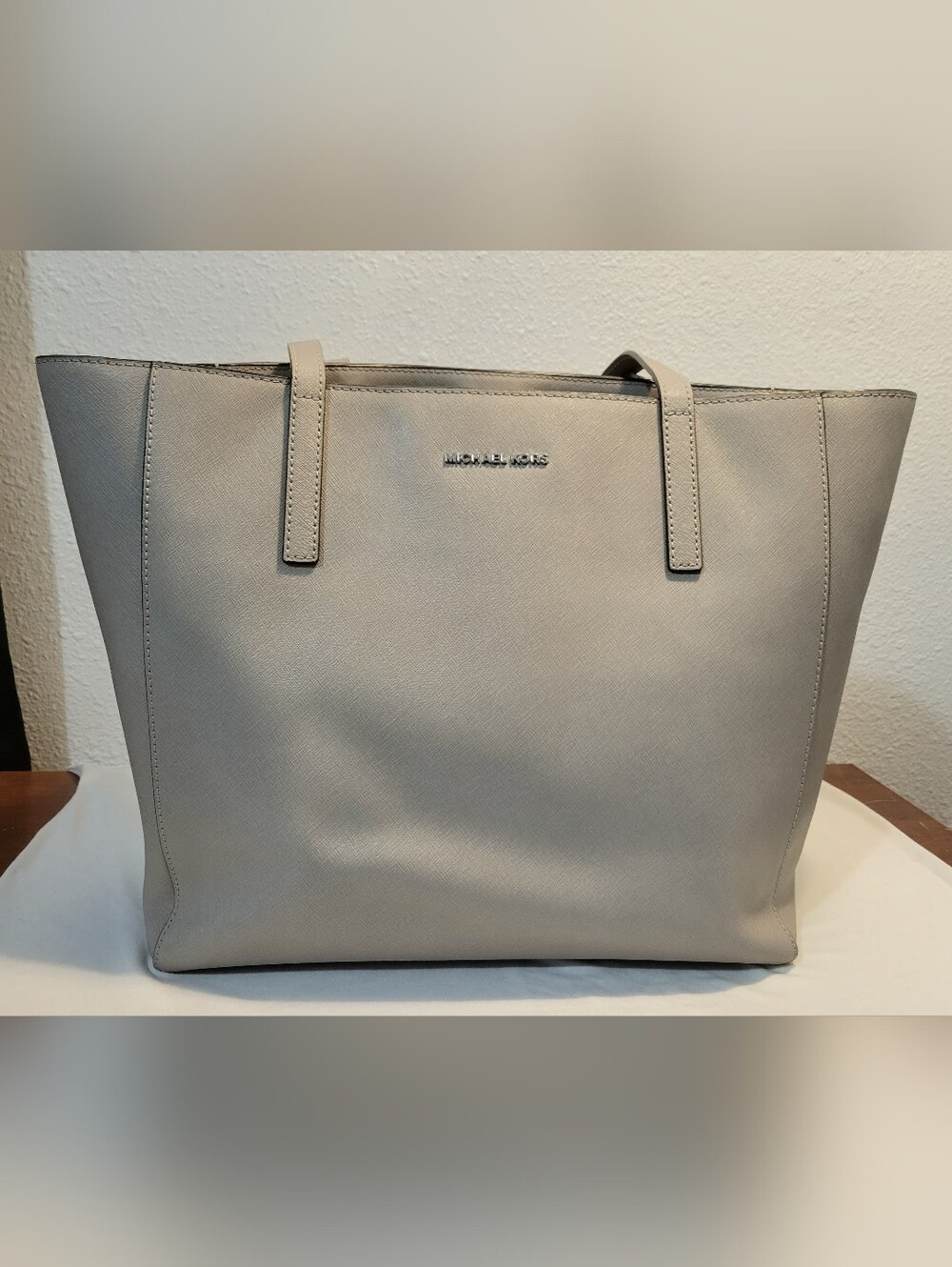 Authentic Michael Kors Rivington Large Tote Pearl Grey